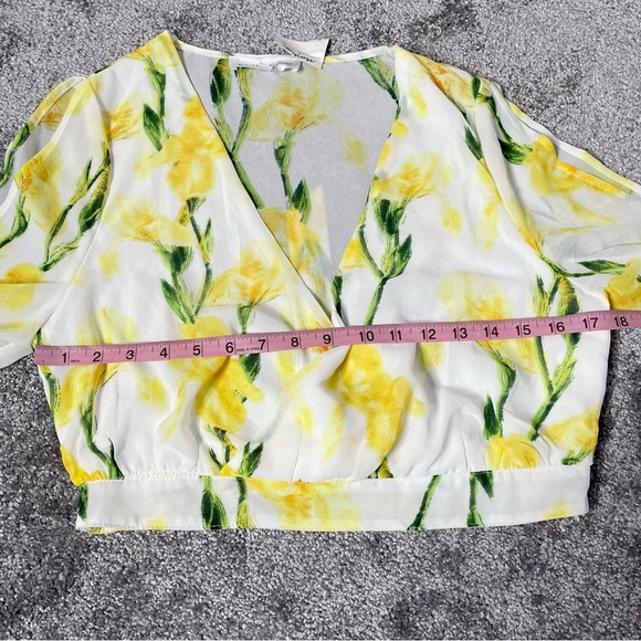 White Closet White Yellow Floral Open Sleeve Crop Top Women’s Large New - Picture 6 of 10